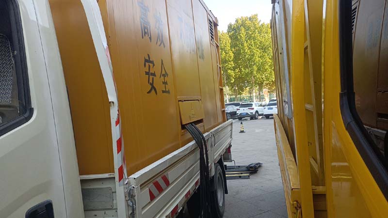 察哈尔右翼中如何判断柴油发电机组和UPS电源的切换时间是否符合要求？