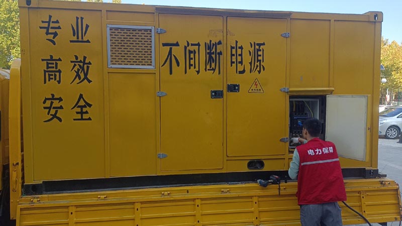 察哈尔右翼中柴油发电机组和UPS电源配合使用时，如何避免切换过程中的电力中断？