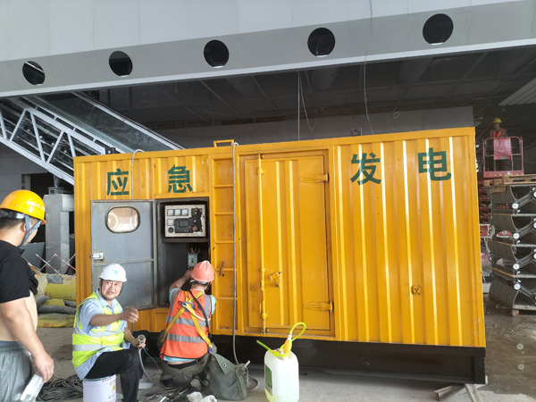 察哈尔右翼中怎样判断空气滤清器是否需要更换？